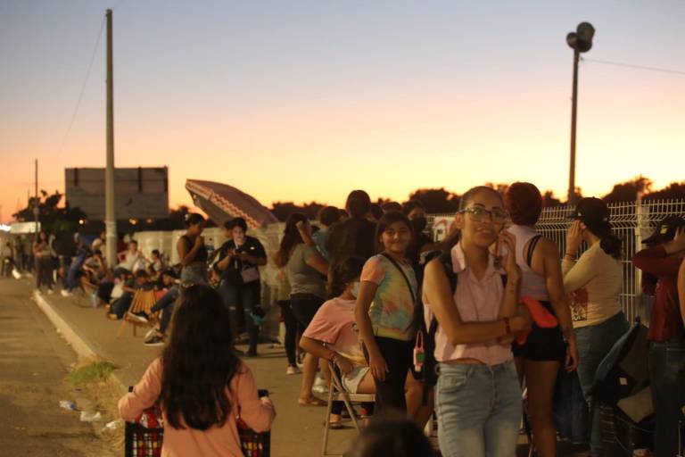 Fanáticos hacen largas filas para boletos del concierto de Kimberly Loaiza y Juan de Dios Pantoja