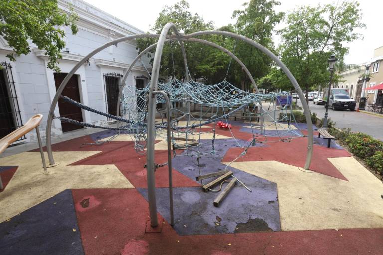 Destruidos e inutilizables, continúan juegos del parque Venustiano Carranza en Centro Histórico de Mazatlán