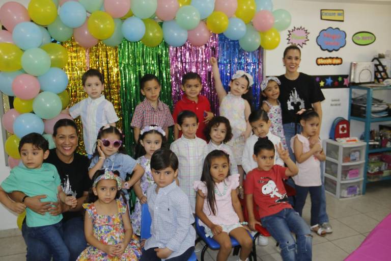 Ríen, juegan y bailan niños del Senda en su día