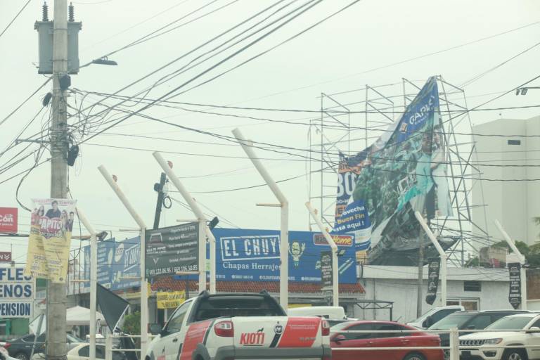 Reporta Ayuntamiento que más de 30 anuncios se cayeron por lluvias en Mazatlán