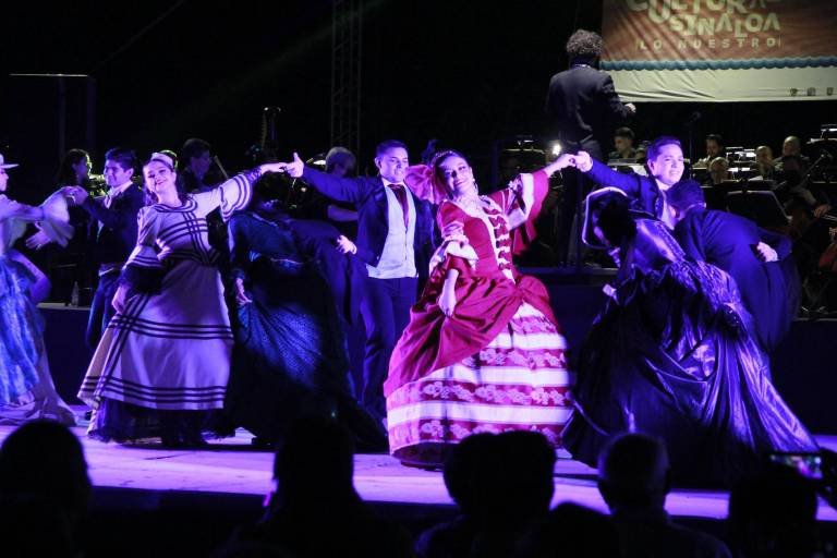 Familias enteras viven una gran fiesta sinaloense