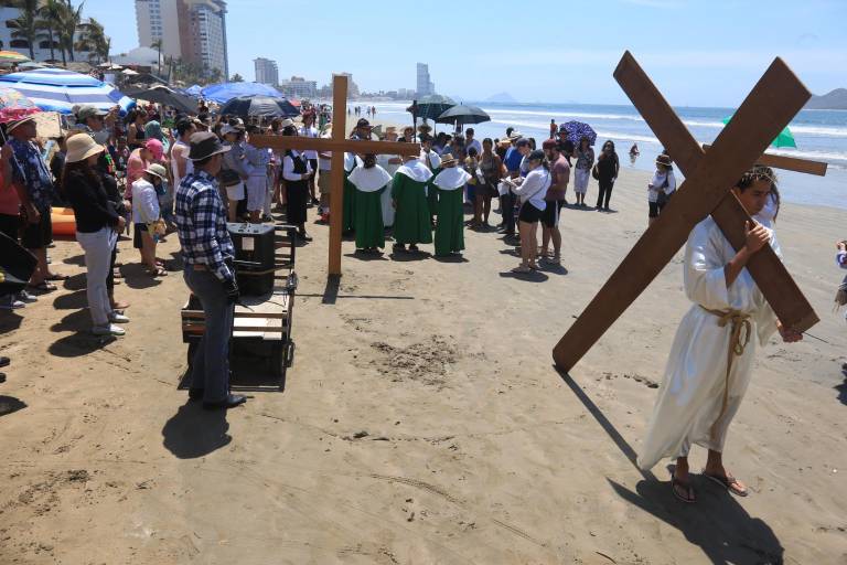 Vuelve el Viacrucis a la playa de Mazatlán; ‘hay que llevar la iglesia a la gente’
