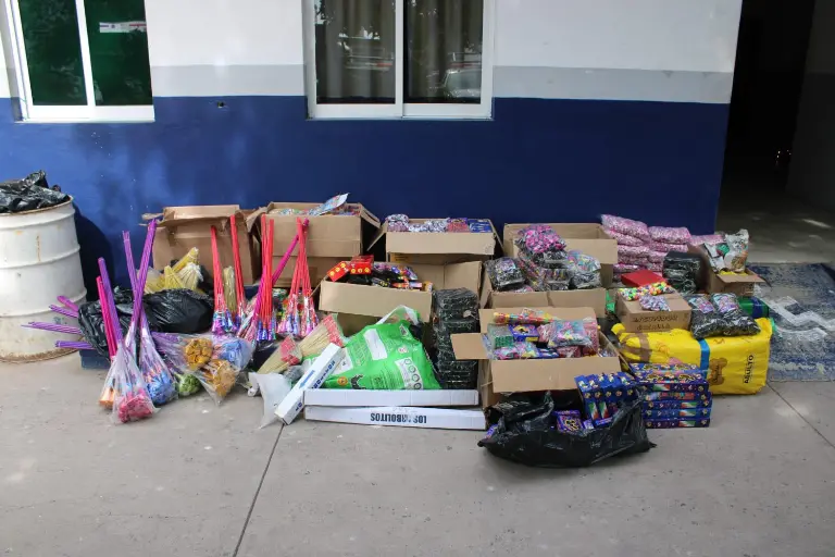 En Escuinapa aseguran 280 kilos de pirotecnia que eran trasladados en una camioneta