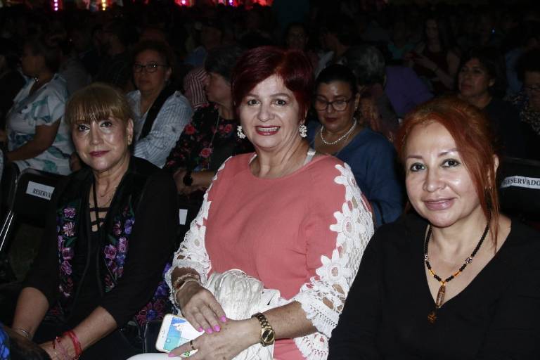 Cantan y bailan culiacanenses junto a Eugenia León y la OSSLA