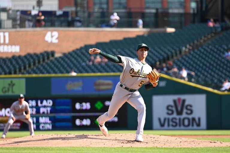 Mexicano Adrián Martínez debuta en las mayores con una victoria para los Atléticos