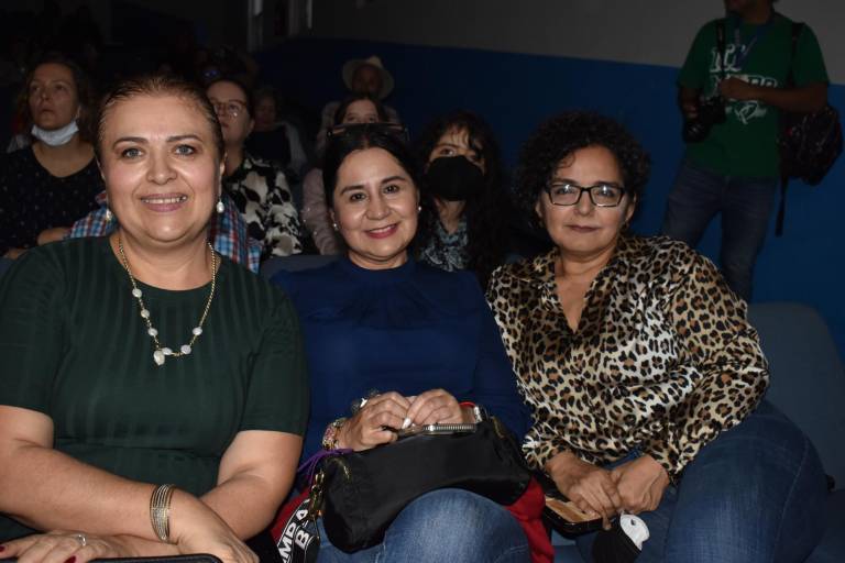 Brindan homenaje a Meche Montoya por 66 años como modista de alta costura