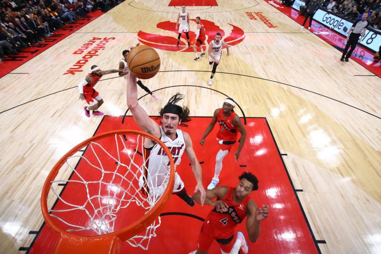 Heat mantiene a raya a Toronto Raptors