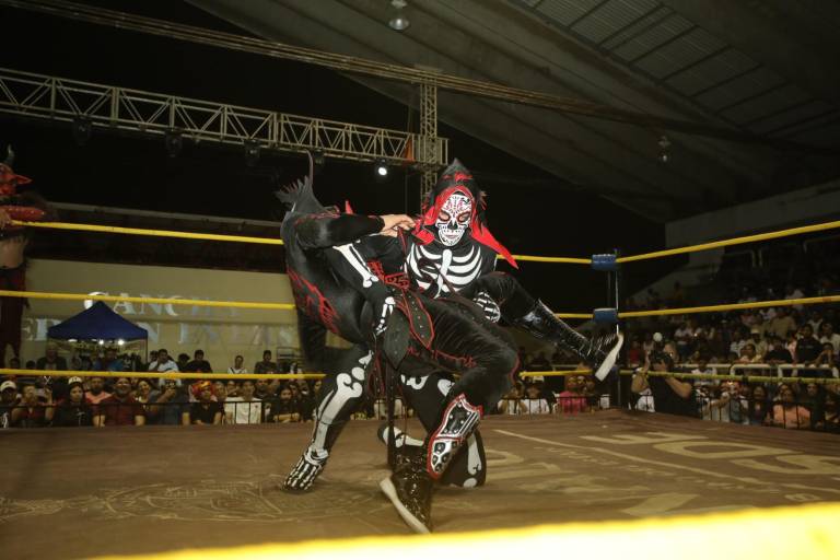 Brilla La Parka en presentación en Mazatlán