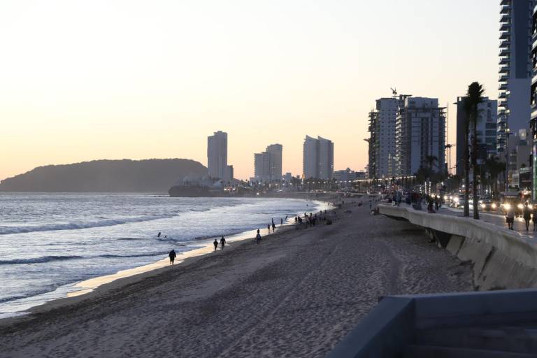 Aclara Alcalde de Mazatlán que se va retirar a la gente del agua en las noches, pero pueden estar en la playa