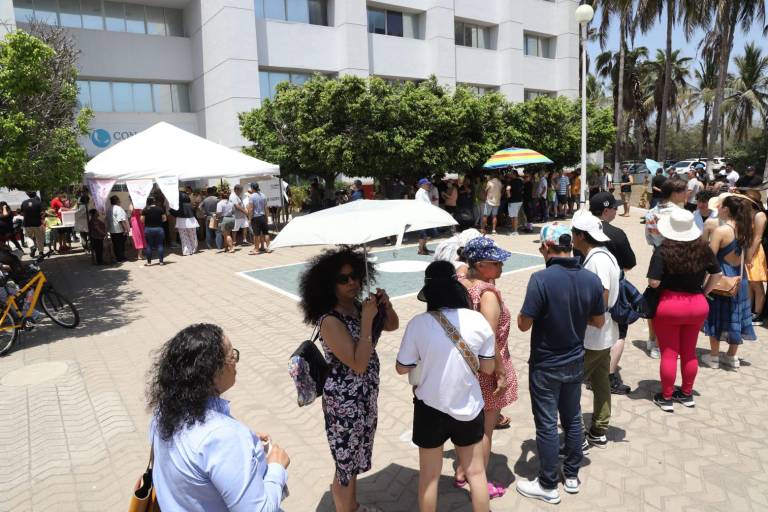 Soportan bajo el sol turno para votar en la casilla especial de Conapesca