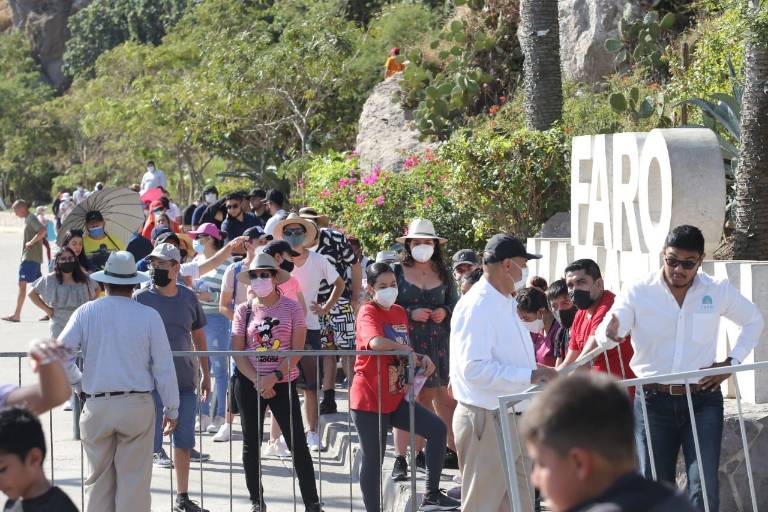 Turistas disfrutan del Faro, malecón, Zona Dorada y playas de Mazatlán; el tráfico aumenta y en tramos colapsa