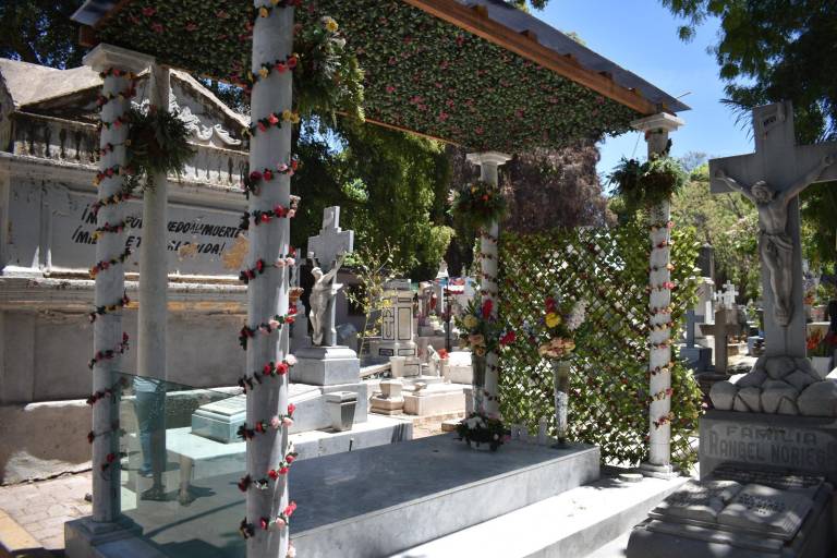 Diversas familias pasan el Día de la Madre en el Panteón Civil de Culiacán