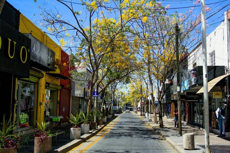 Una vez, El Checho me explicó por qué hay que comer sentado