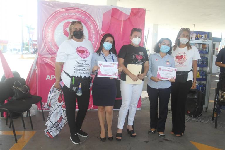 Dan banderazo de arranque de la campaña ‘Octubre Rosa’ de Redpetroil