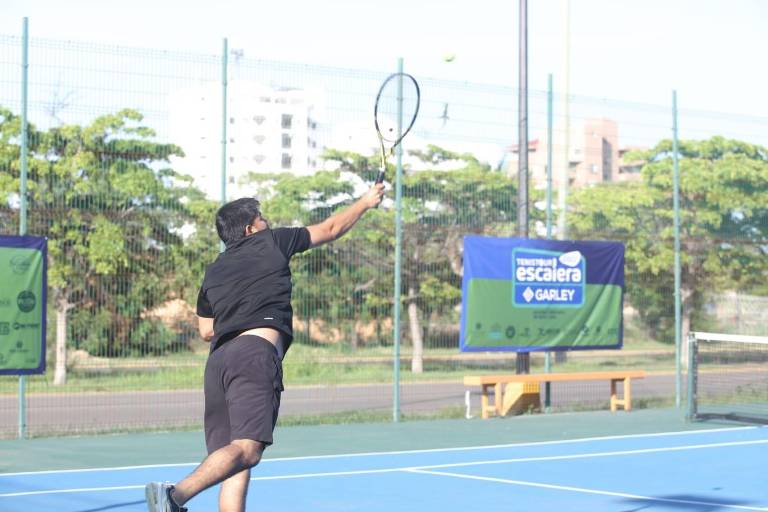 La actividad del Torneo de Tenis Escalera Garley, en el Kilómetro Cero de Mazatlán, no se detiene
