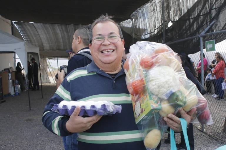 Reciben músicos, meseros y eventistas de Culiacán despensas y juguetes