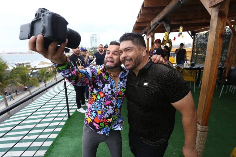 Roberto Júnior y El Negro Oficial preparan dos duetos para ‘carnavalear’