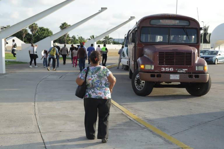 Camiones repletos de gente comienzan a llegar al Centro de Convenciones para el último informe del Alcalde González