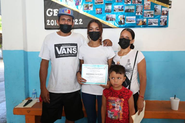 Le dicen adiós a la secundaria alumnos de la Escuela Nocturna José C.Valadés