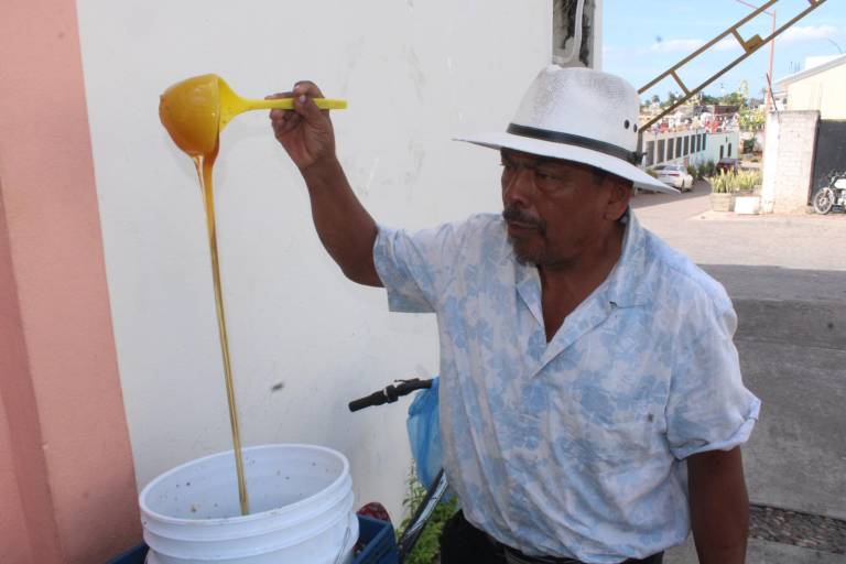 Hernán recorre los municipios del sur de Sinaloa ofreciendo la miel fresca y sus derivados