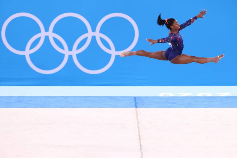Simone Biles sufre y por primera vez en mucho tiempo, Rusia se adelanta a EU
