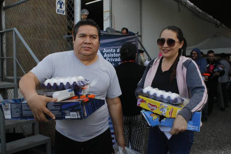 Reciben músicos, meseros y eventistas de Culiacán despensas y juguetes