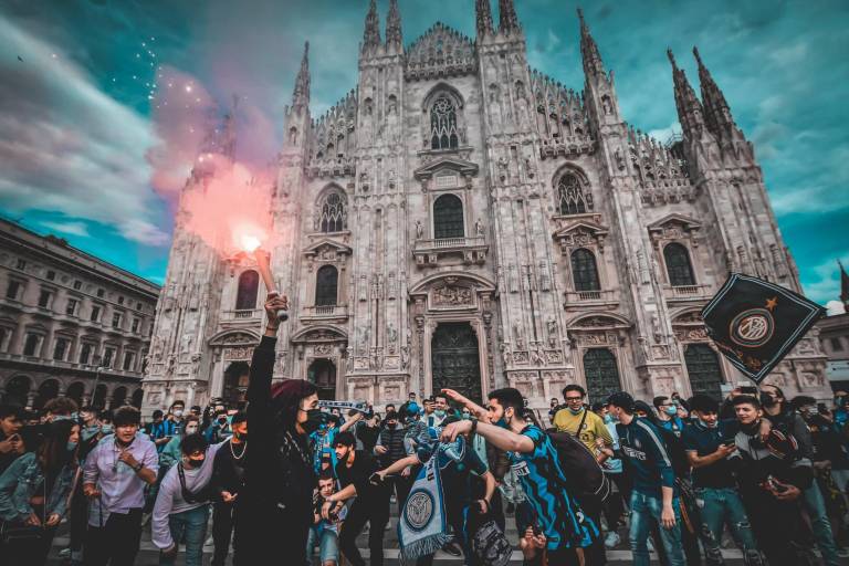 Miles de aficionados del Inter violan las normas de distanciamiento social para celebrar el título