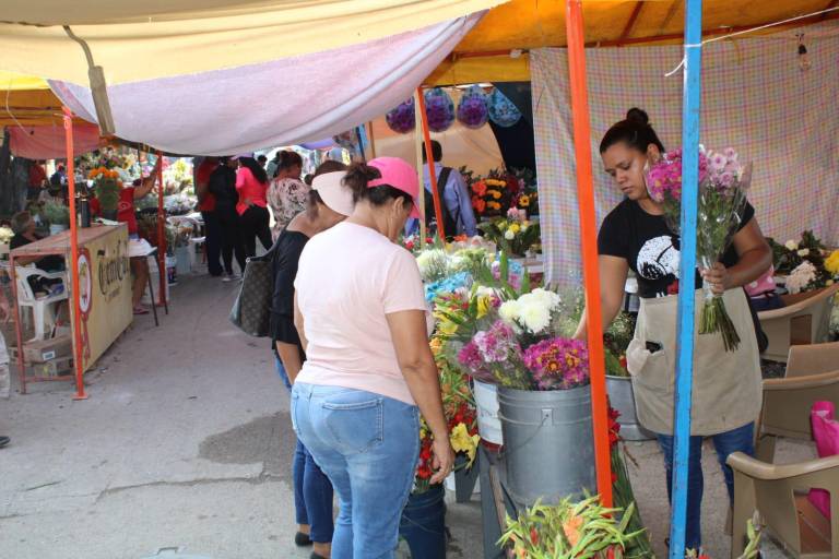 Pese a contrariedades floristas de Rosario trabajan en la fiesta del Día de Muertos