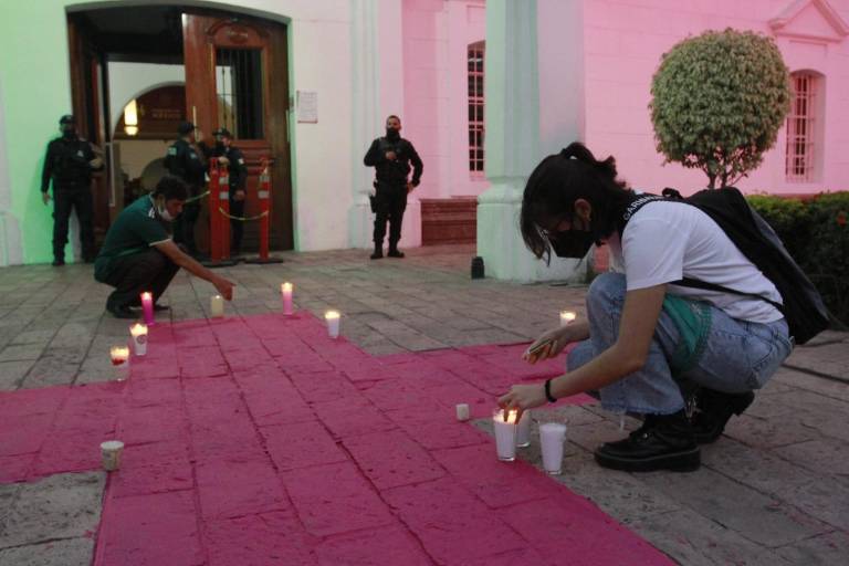 ‘Nos apachurra el corazón’ dicen mujeres que realizan vigilia por feminicidios en Culiacán