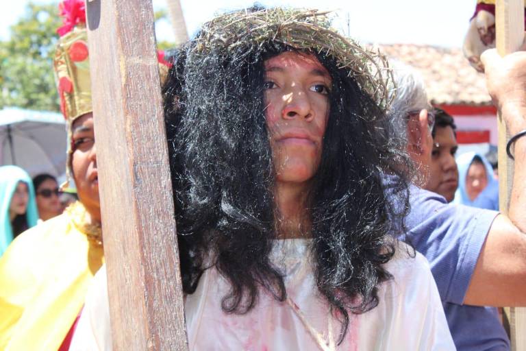 Efraín de Jesús, orgulloso de ser Cristo en tradicional Viacrucis de Matatán