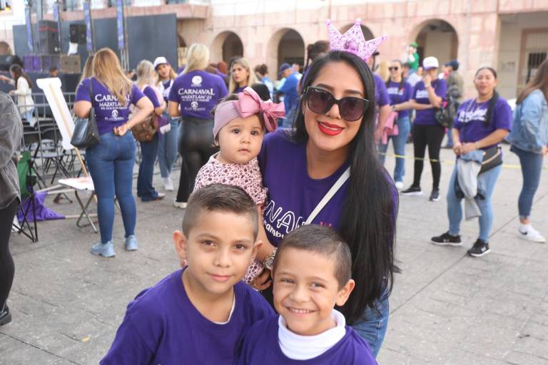 Disfrutan mazatlecos de la elección de Víctor Quiroz y Melanie Alarcón