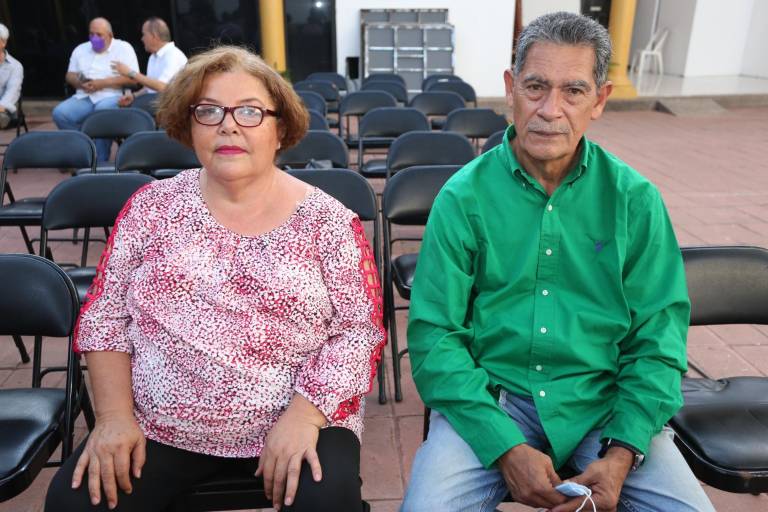 Disfrutan la obra fotográfica y el poemario ‘Silencio gregario’ de Mario Medina