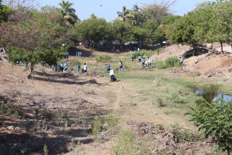 Con limpieza del arroyo Buñigas, participa de UTEsc en Jornada Nacional de Tequios por la Paz, que impulsa la Presidencia de la República.
