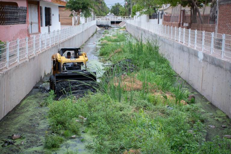 Refuerzan limpieza y desazolve en arroyos y canales de Culiacán ante temporada de lluvias