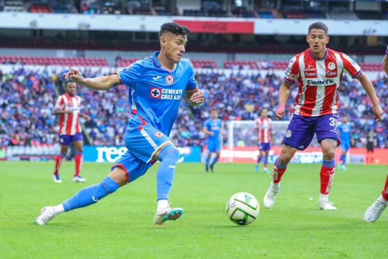 Cruz Azul liga triunfos con penalti de Morales