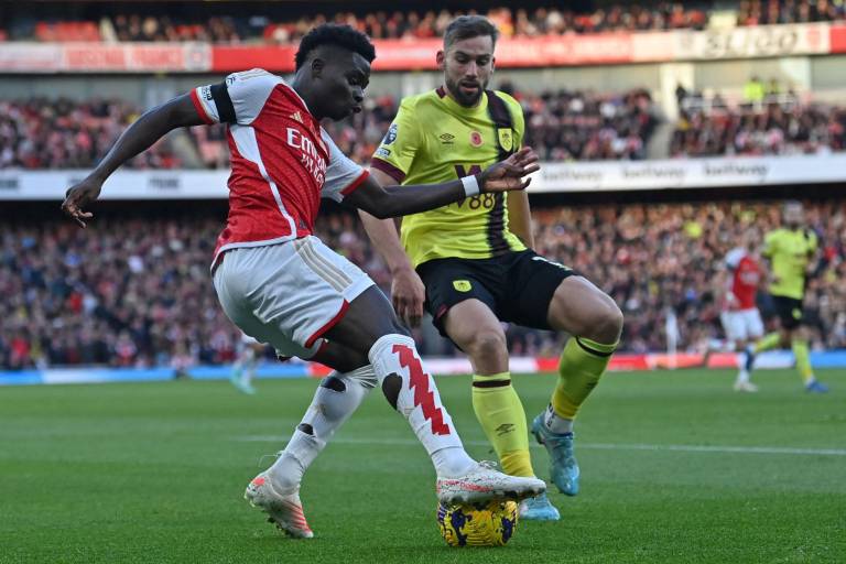 Arsenal alcanza al Manchester City en la cima tras victoria ante el Burnley