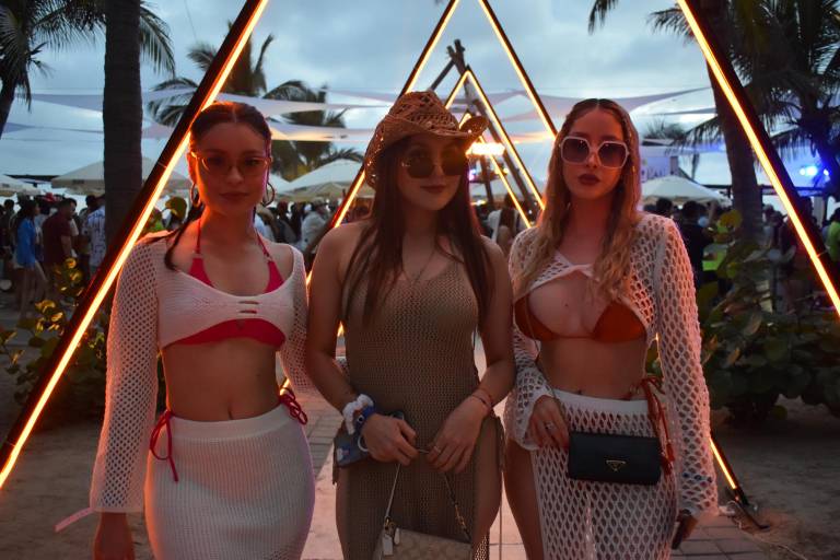 Disfrutan música electrónica en el Sunset Fest 24