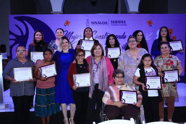 Reconocen a 12 mujeres por construir el bienestar en Sinaloa