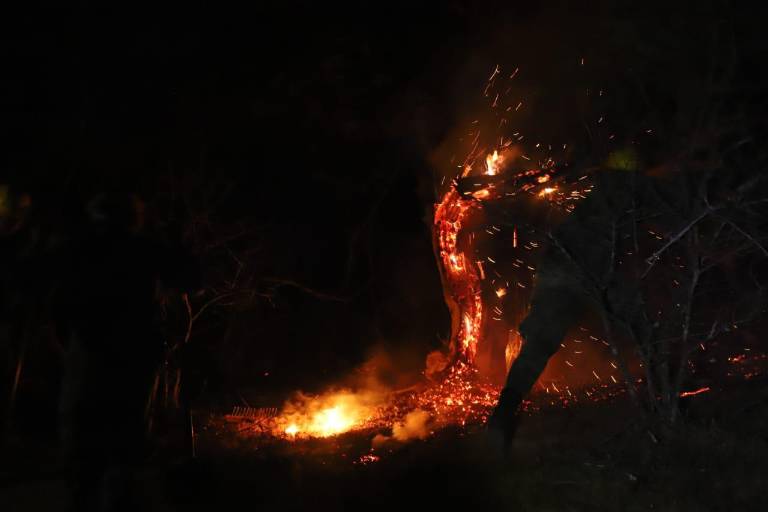 Por incendio sin control en El Magistral evacuan a 35 habitantes