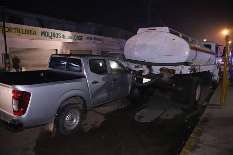 Camioneta choca contra pipa estacionada en Mazatlán