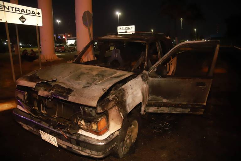 Se incendia camioneta en Mazatlán; no hay lesionados