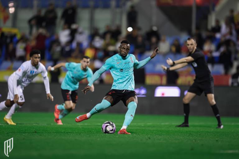 Julián Quiñones sigue anotando: marca de penal y ayuda al Al Qadisiya a vencer al Al Okhdood