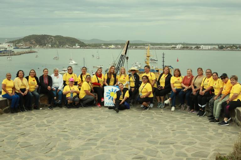 Damas de Anspac Mazatlán se ejercitan al subir al Faro