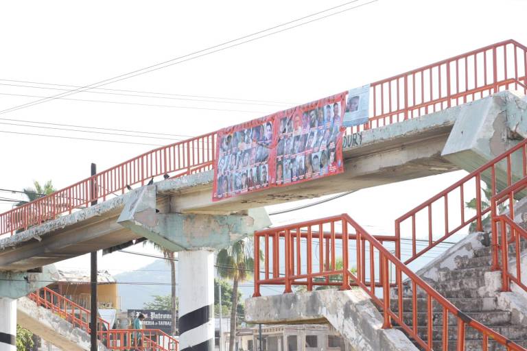Mantas colocadas de personas desaparecidas en puentes peatonales fueron retiradas en Mazatlán.