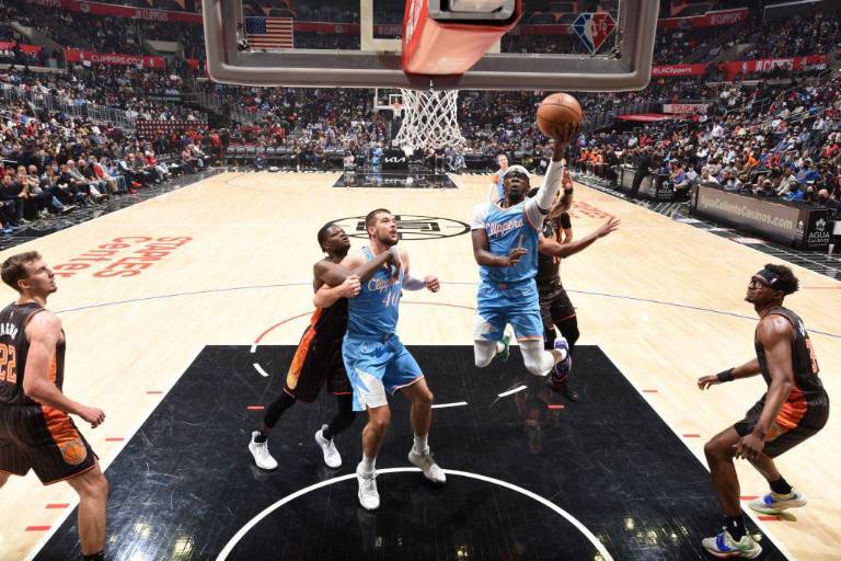 Los Clippers logran vencer a un combativo Magic en Los Ángeles
