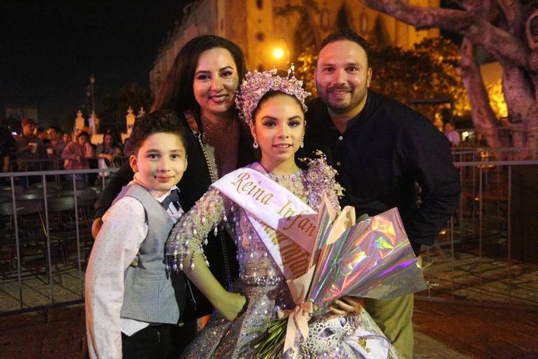 Disfrutan mazatlecos de la elección de Víctor Quiroz y Melanie Alarcón