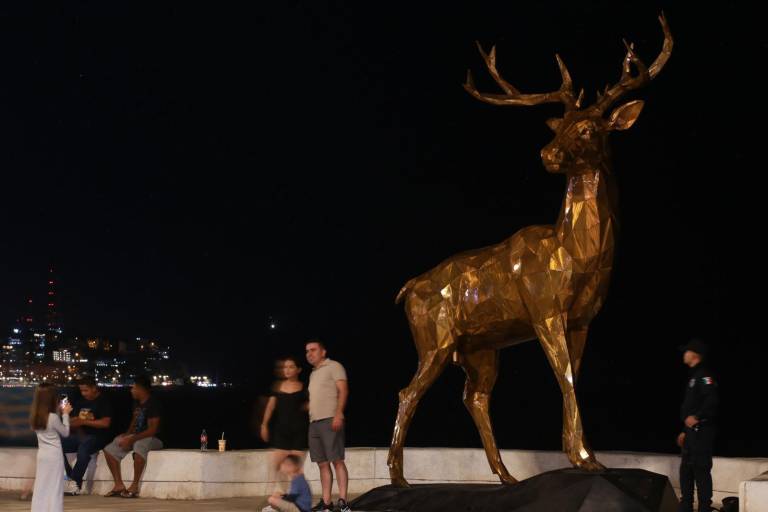 Luce el malecón de Mazatlán con una escultura gigante de un venado