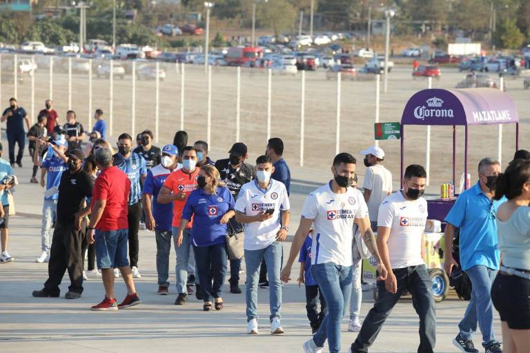 Aficionados de La Máquina pintan de azul el estadio Kraken