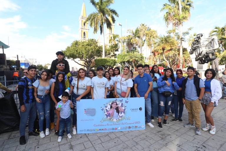 Disfrutan mazatlecos de la elección de Víctor Quiroz y Melanie Alarcón