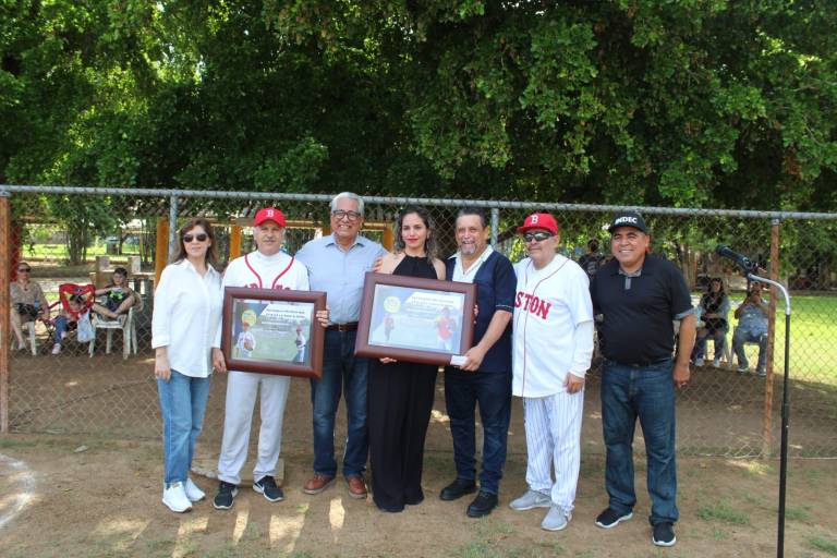 Antonio Mejía y Mario Gaxiola son homenajeados al inaugurarse el softbol del Villa Universidad